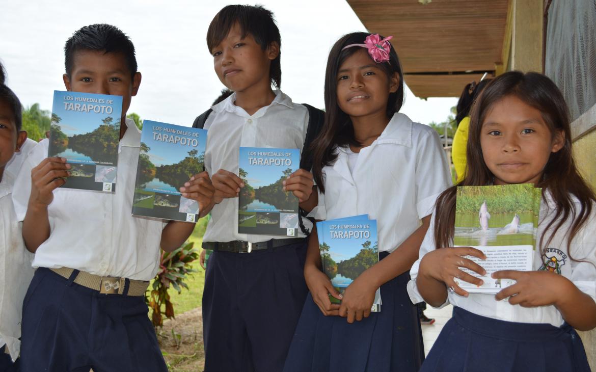 Quatre enfants participant à un atelier éducatif sur la biodiversité du lac Tarapoto en Amazonie du Nord 