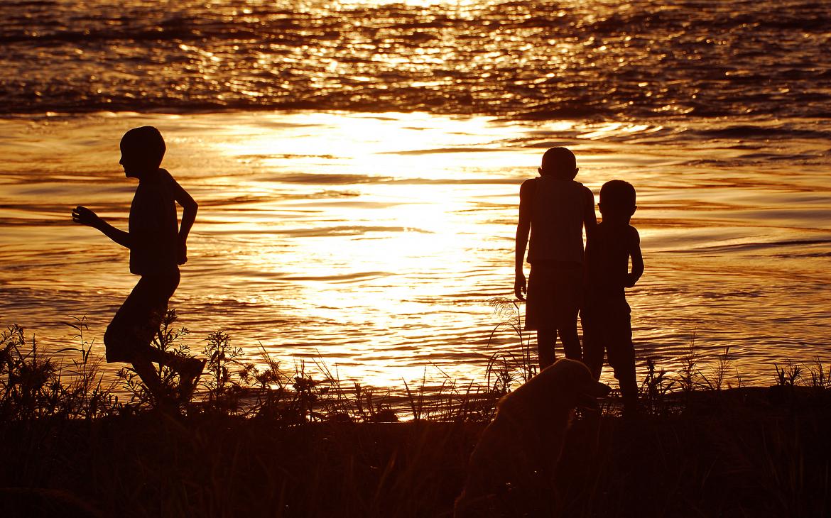 Trois enfants indigènes et un chien autour du lac Tarapoto en Amazonie du Nord 