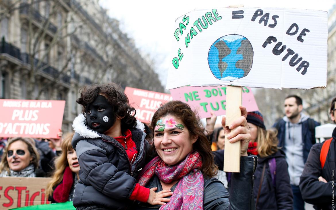 Des citoyens participent à la Marche du siècle à Paris