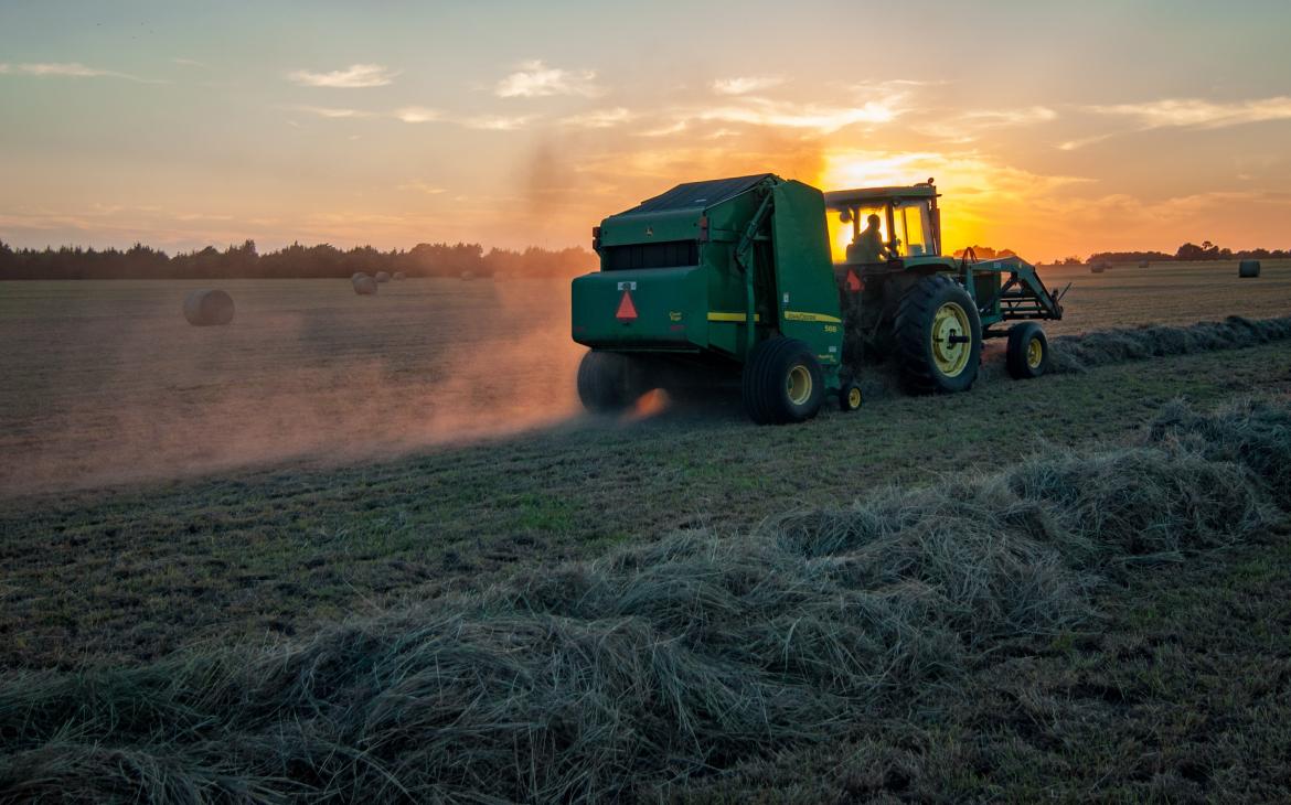 Tracteur en mouvement à l'aurore.