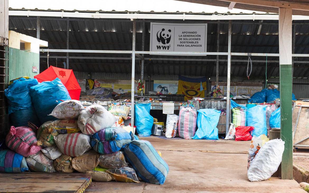 WWF Galapagos - tri des déchets