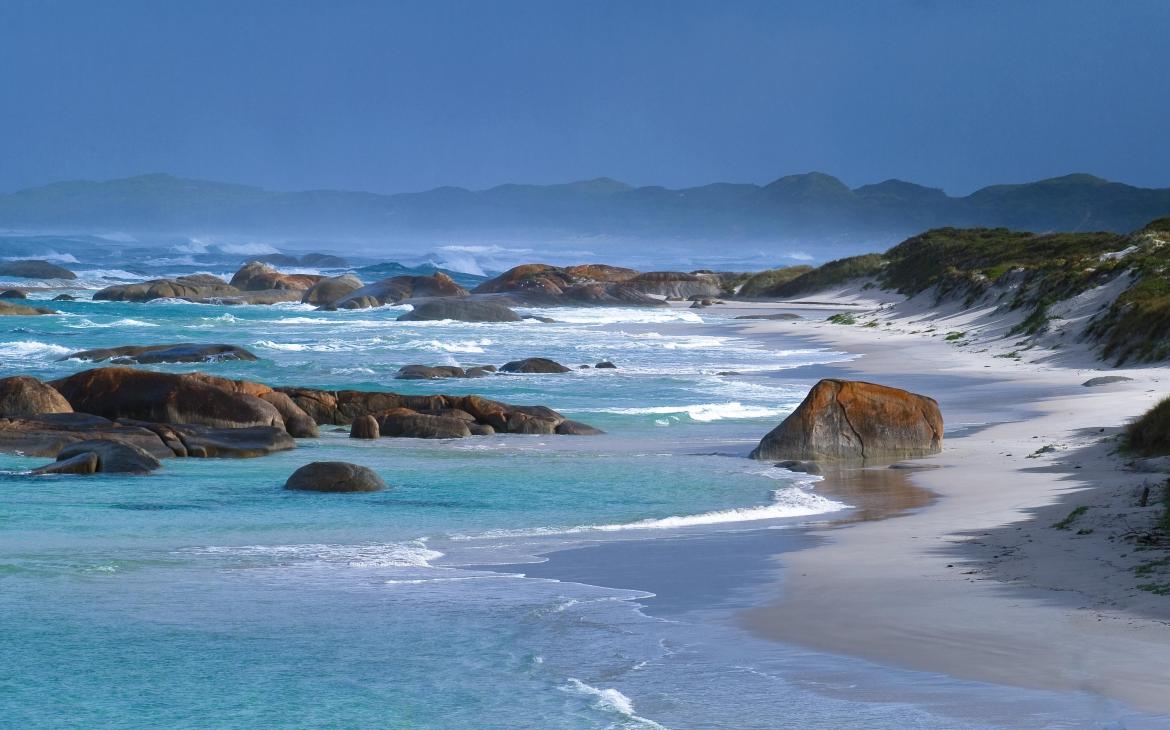 Plage de sable sur la cote près d'Albany, Australie occidentale - 2093811