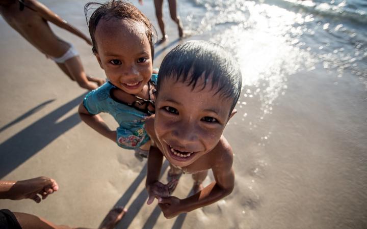 Enfants sur la plage Simpang Mengayau dans le Tun Mustapha Park 