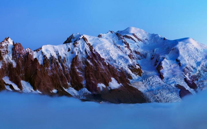 La chaîne de montagne enneigé des Alpes