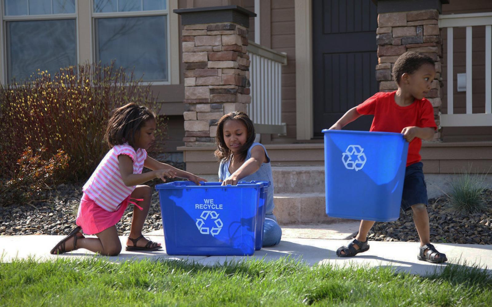 Recyclage d'objets variés pour occuper les enfants et utiliser du matériel  plutôt que de le jeter
