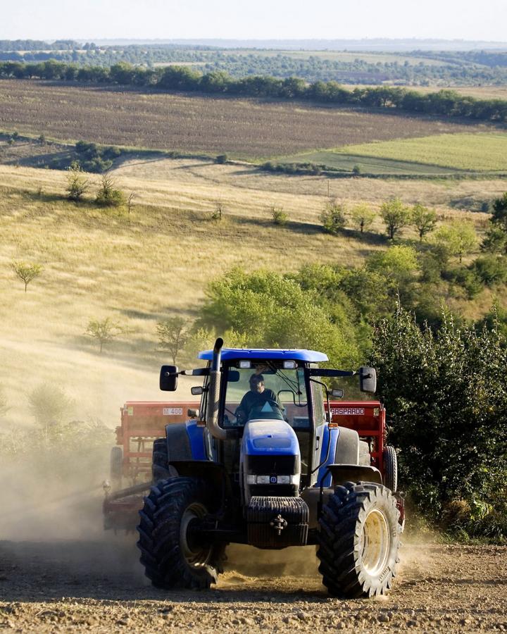 Tracteur agricole pour les cultures sur de grandes parcelles de terre. Pleven, Bulgarie