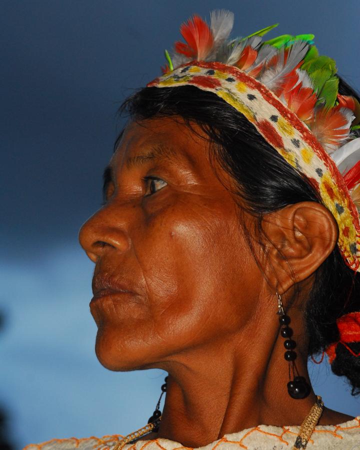 Femme indigène en vêtement traditionnel, lac Tarapoto en Amazonie du Nord